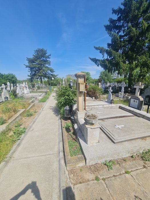 Loc de veci 6mp construcție cavou cu doua locuri și patru cripte în cimitirul cernica în curtea manastiri