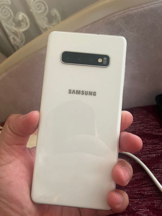 Продам телефон Самсунг с10+