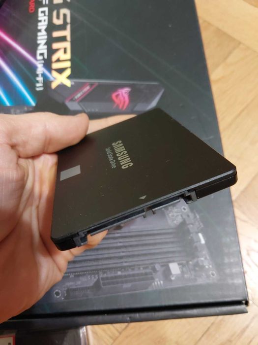 1TB SSD - SanDisk Ultra II , Samsung 860 Evo