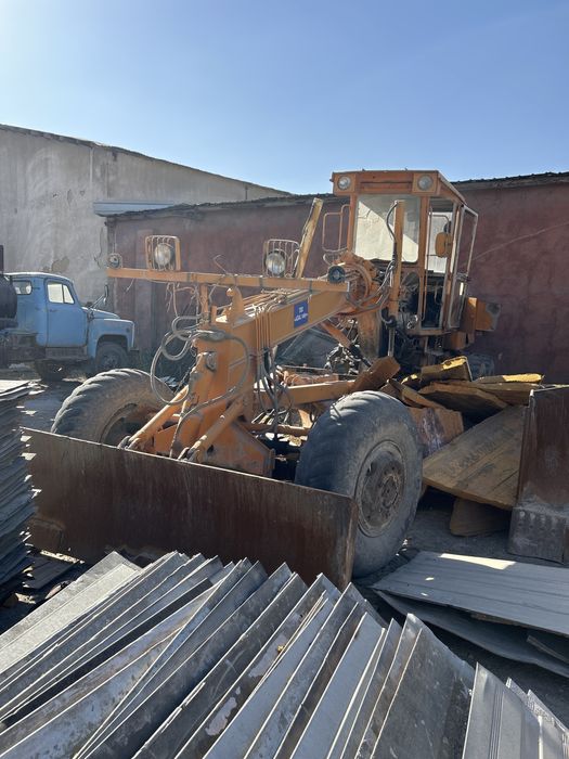 Трактор бульдозер т130,грейдер 143