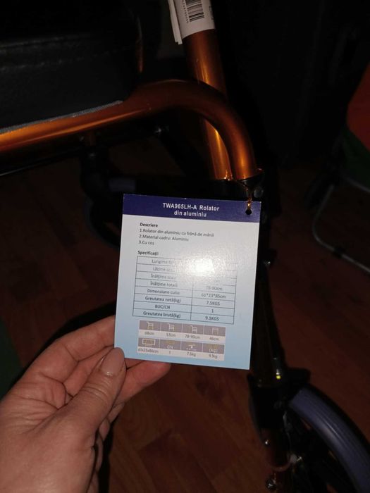 Vând cadru de mers pentru persoane vârstnice