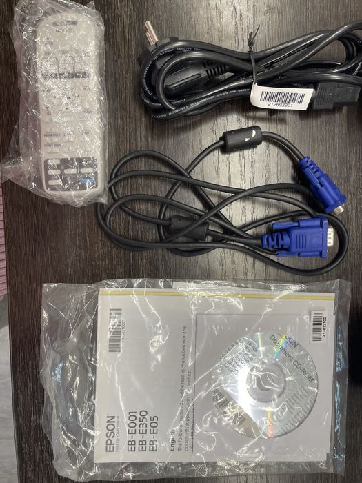 проектор Epson EB-E001 . Полная комплектация .