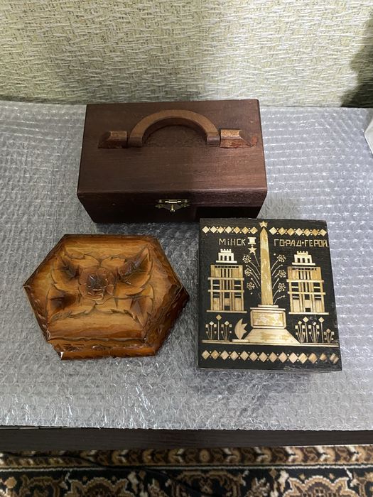 Шкатулки разные, матрешки