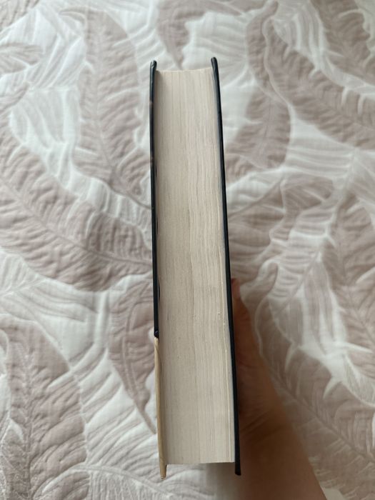 Продам книги Среди тысячи слов, В ореоле тьмы, Все цветы Парижа