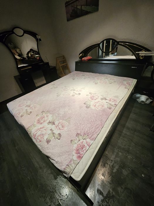 (Запазена) Спалня в комплект с тоалетка