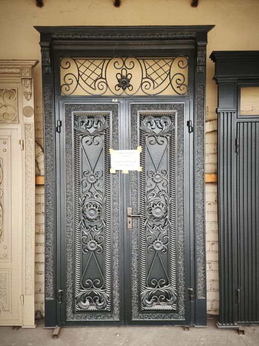 темир эшиклар келишилган холда сотилади