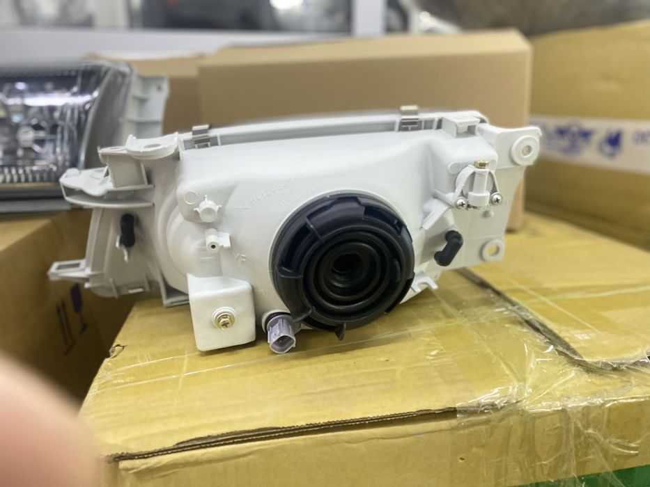 Фара Toyota carina e