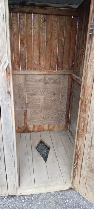 Деревянный (дачный) туалет