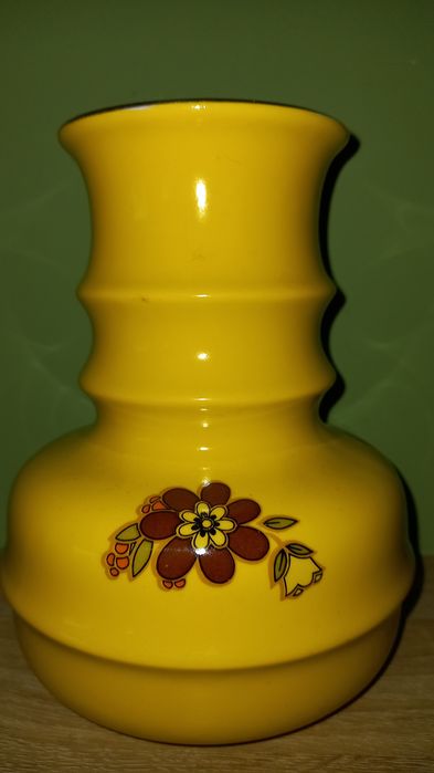 Порцелан вази и цветно стъкло