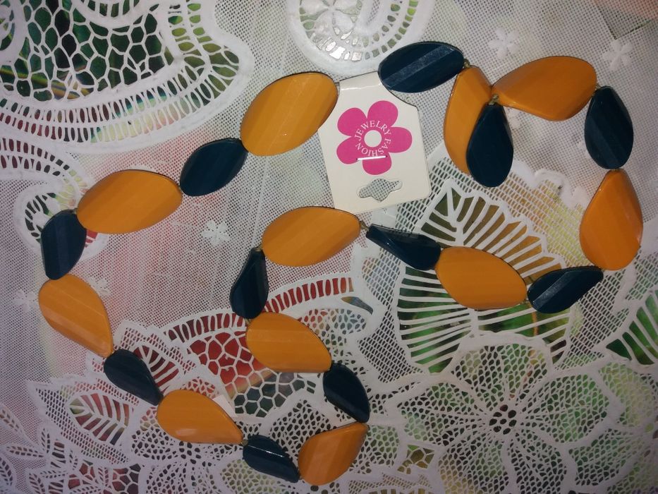 Бусы новые продам