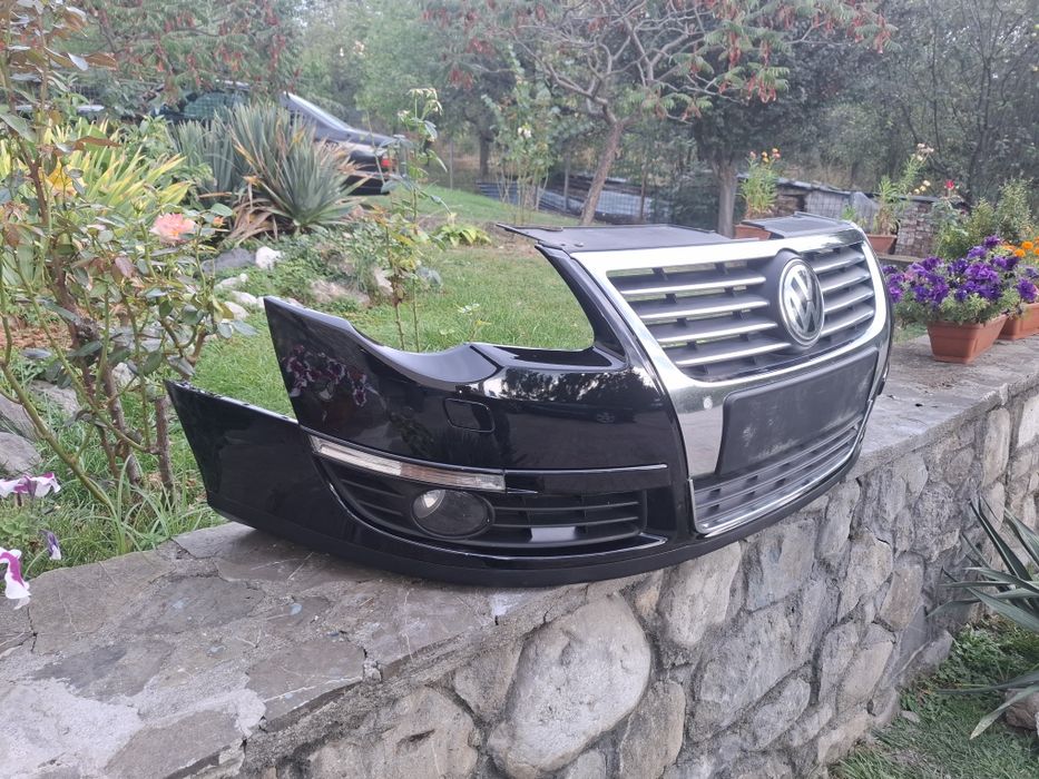 Vând bara fata VW PASSAT B6 cu  6 senzori,spălătoare, parktronick negru LC9X