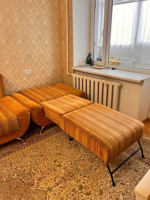 Диван для гостиный , очень в хорошем состаяние!