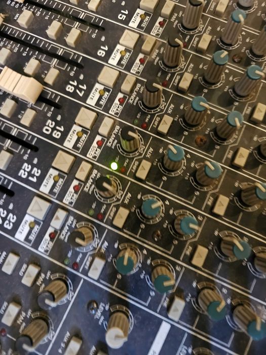 Mixer Audio Profesional Behringer Eurodesk MX 2442A Sursa Externa 150W 24 Canale