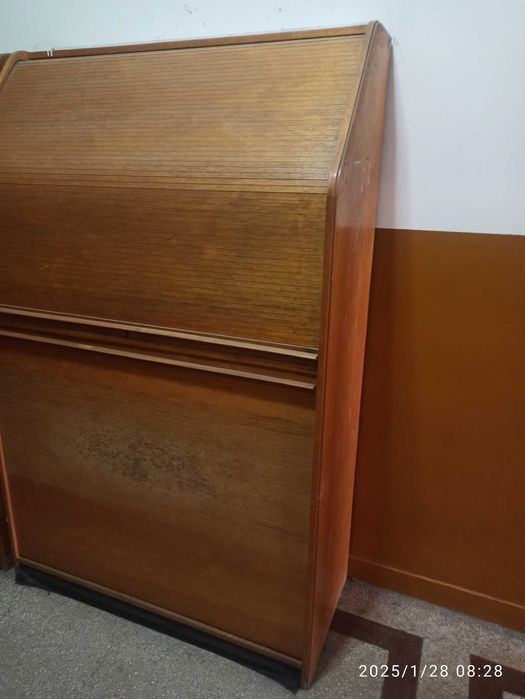 Кантонерка, шкаф с ролетни врати