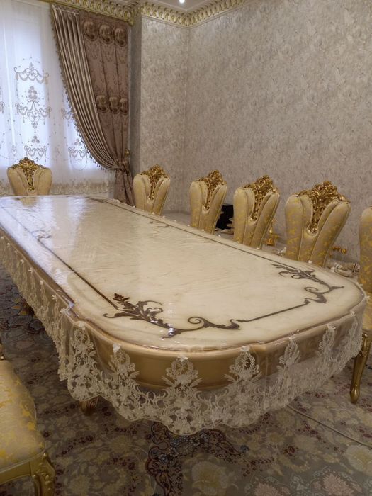 Скатерть с кружевами и бахромой.