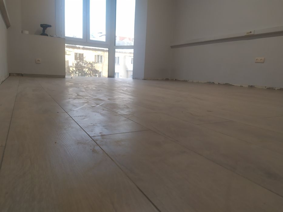 Стелим ламинат плитку