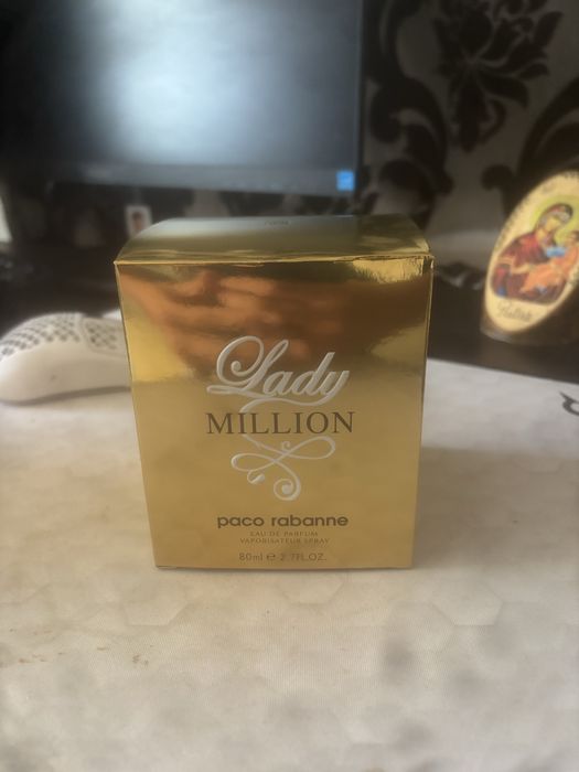 Vand parfumuri.