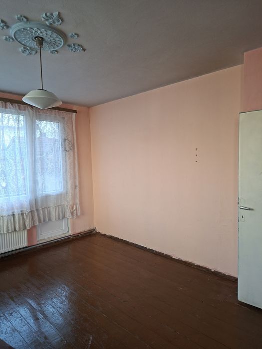 ЕТАЖ от фамилнакъща,  гараж и двор. Целият имот е необитаем.