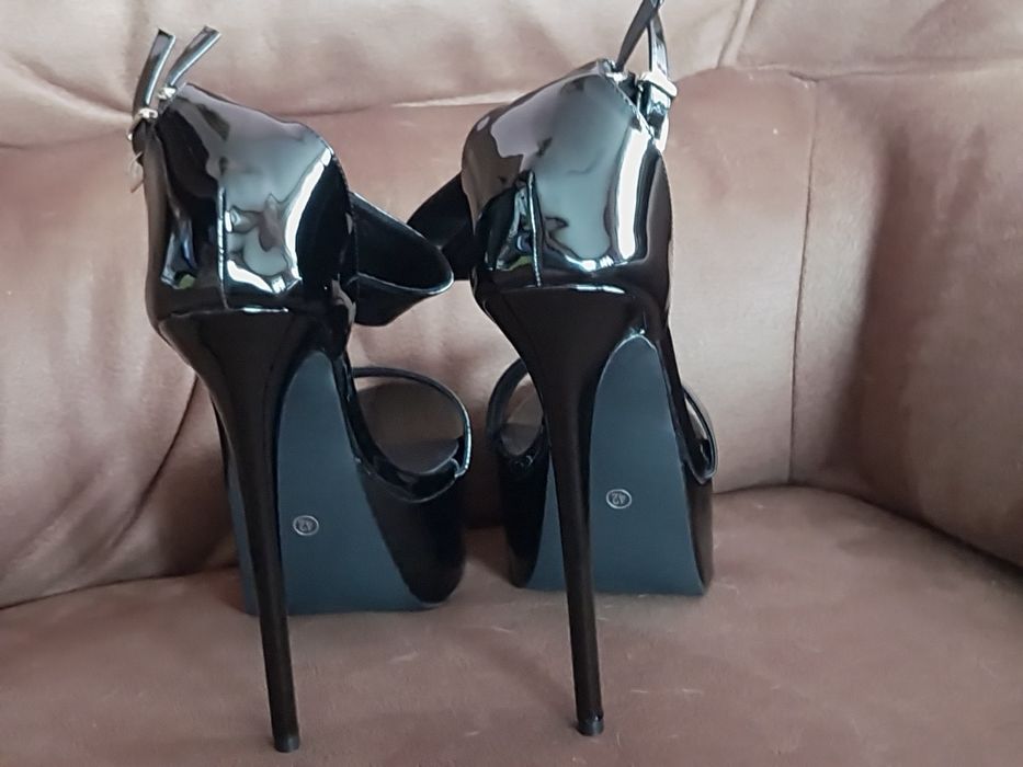 42 Черни лачени сандали на платформа с ток 16.5 и Черна лачена рокля