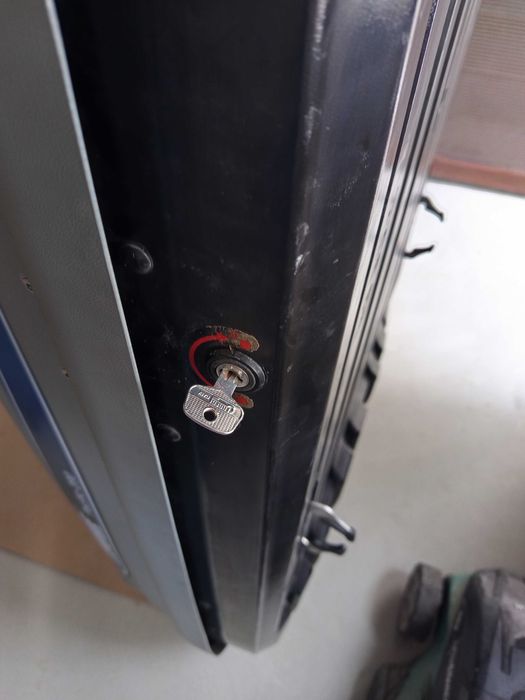 Продавам автобокс багажник thule pacific 200