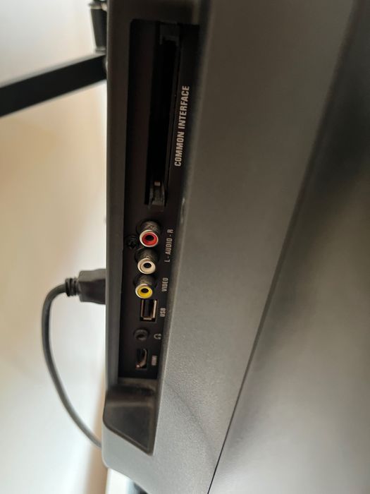 Телевизор Philips 32" и стойка за стена