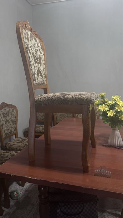 Стулья и стол сатамын