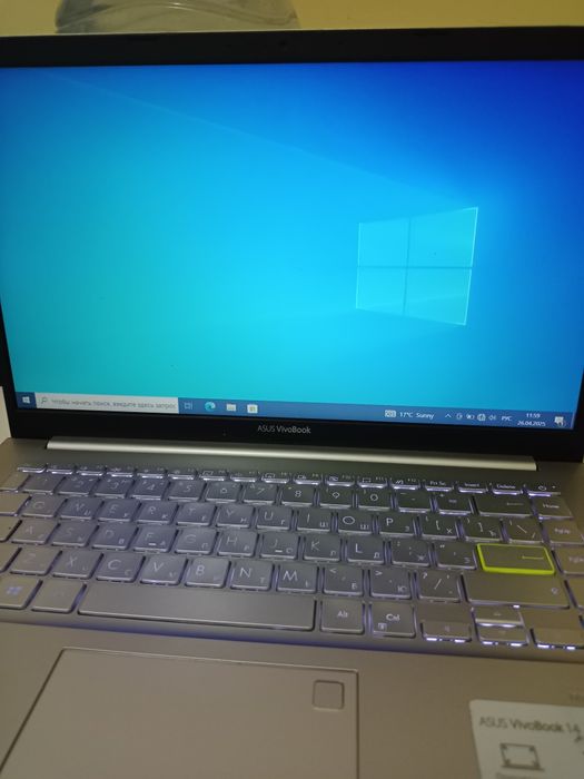 Ноутбук ASUS Vivobook Go 15 E1504FA выполнен в тонком корпусе серо-зел