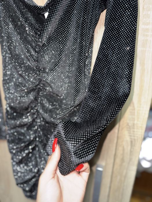 Официална ефектна рокля с блестящи елементи, паднали рамене, по тялото