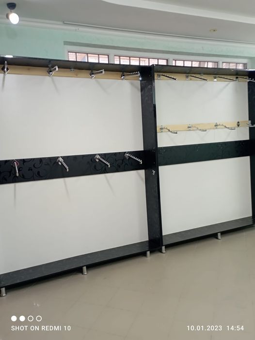 Готовые полки для магазин одежды.