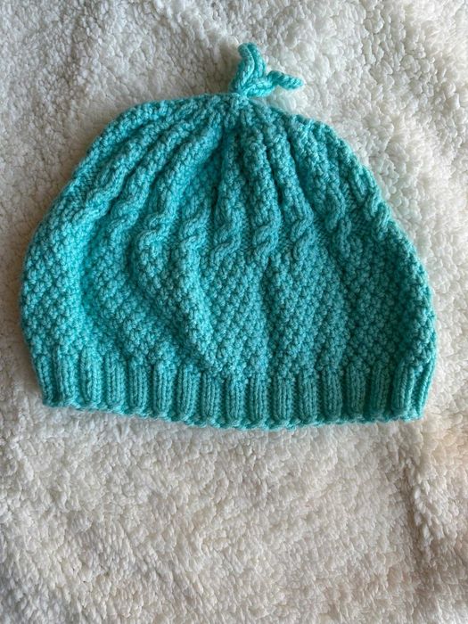 Ръчно изплетени шапки от баба с плетен помпон