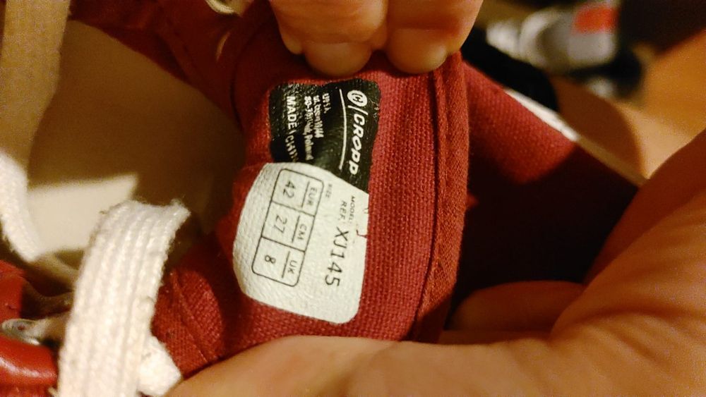 Vand tenisi  cropp stare buna purtati foarte putin,bordo