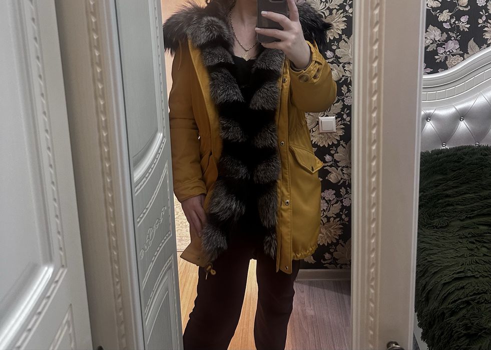 Продам парку с натуральным мехом чернобурки!
