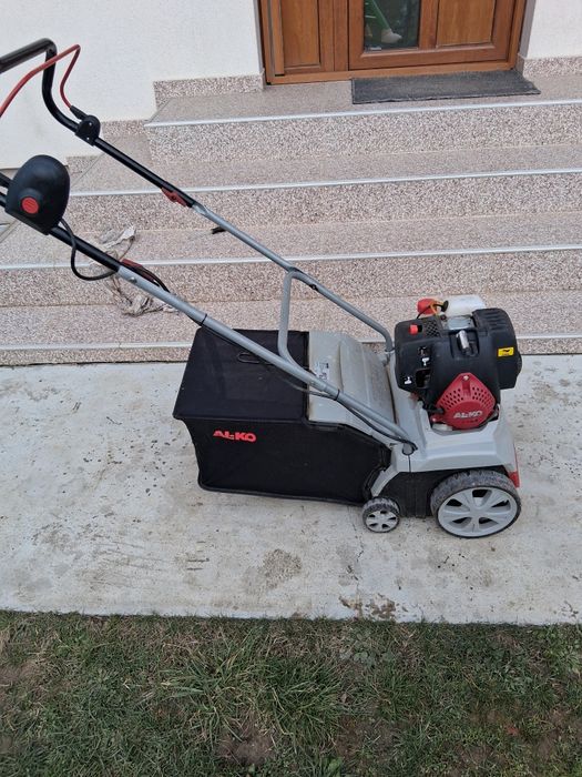 Vând scarificator de iarbă pe benzină Alko.