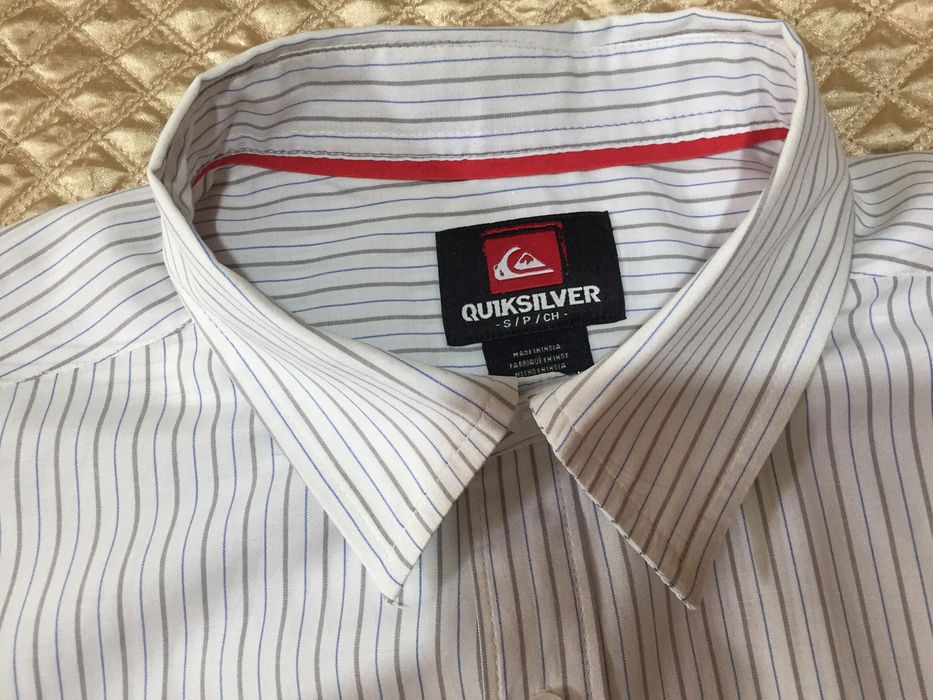 Мужская рубашка с коротким рукавом.