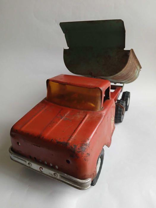 Стара руска голяма метална играчка камион самосвал.