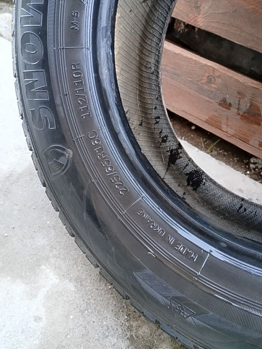 Vând  anvelope de Iarnă Rosava pentru dube,carosate,microbuz.Perechea