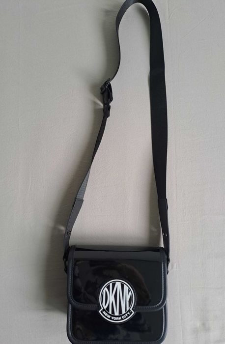 Малка лачена чанта DNKY