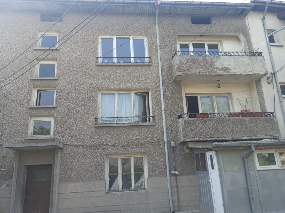 Продавам  етаж от къща