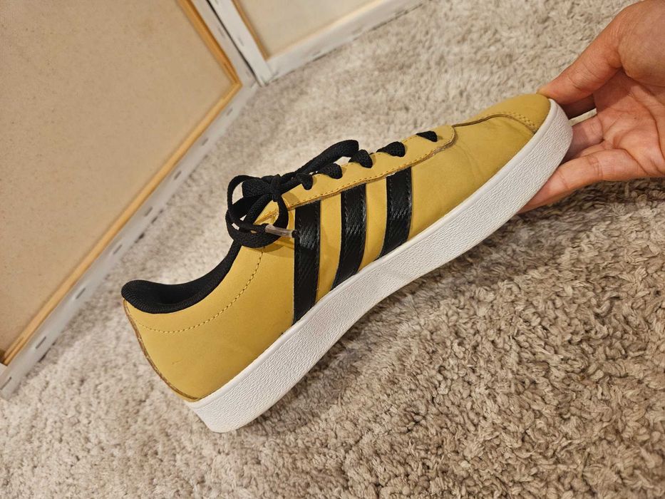 Adidas-цвят горчица. Номер - 37 и 1/3.