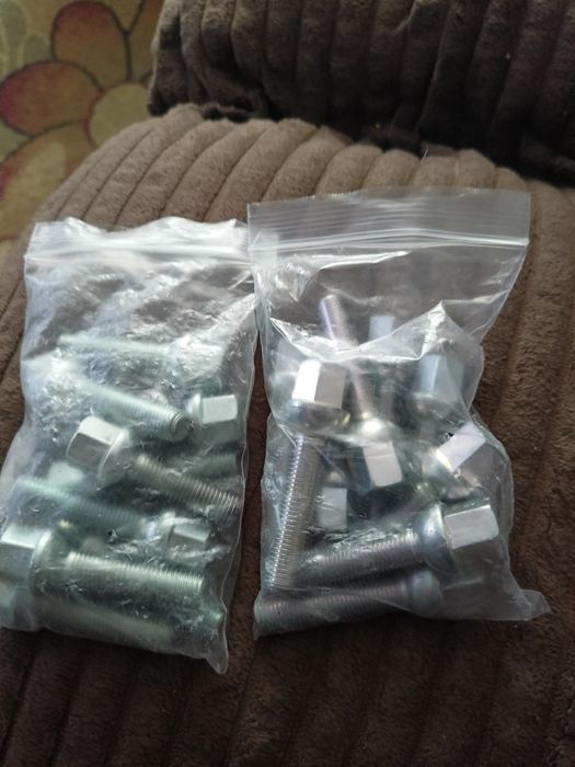 Продам болты колесные