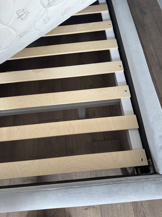 Кровать с матрасом