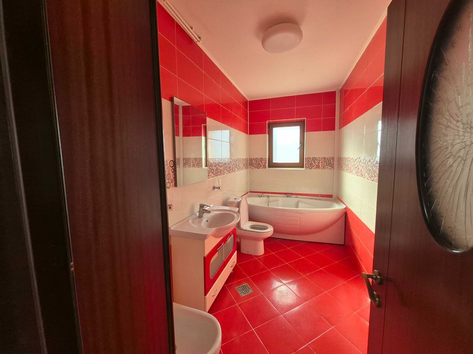 Casa individuala cu 6 camere,curte 500 mp,mobila noua