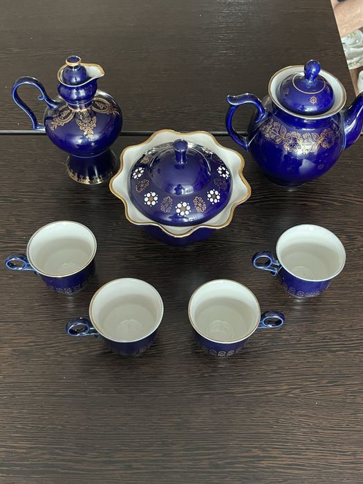 Стариный форфоровый сервиз