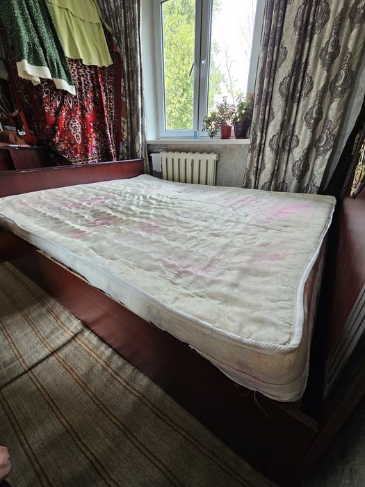 Двуспальная кровать деревянная (под темное дерево) с орнаментом и матр