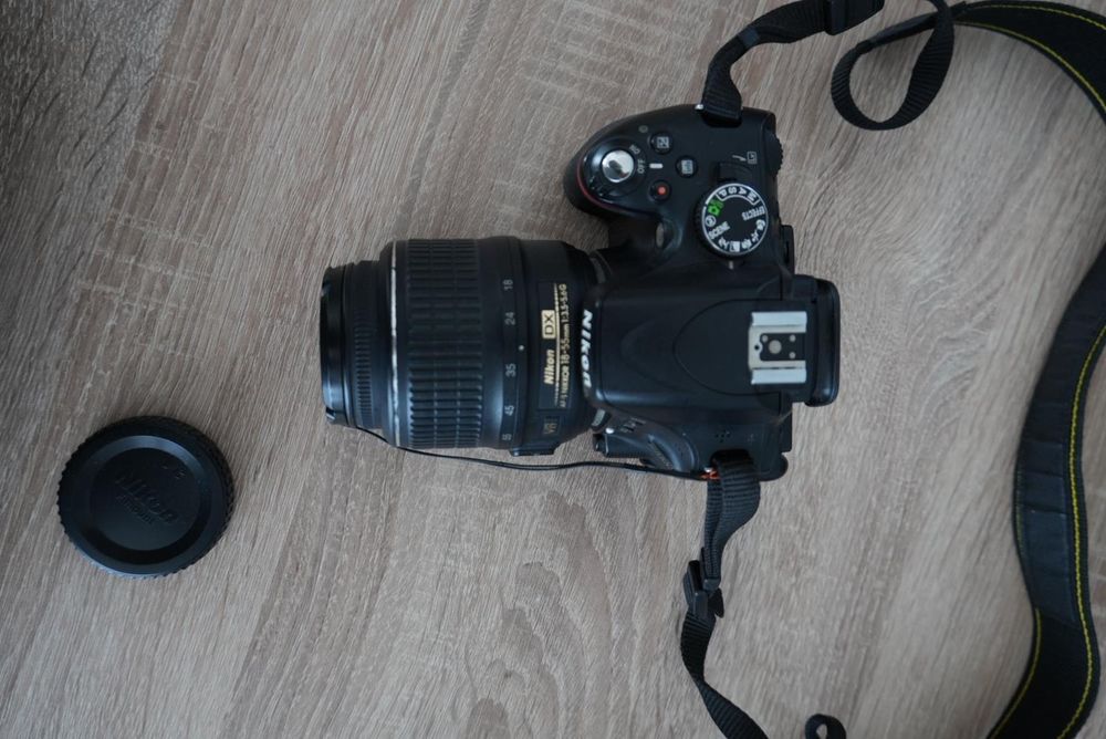 Camera foto Nikon D5100, obiectiv si bliț