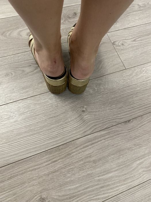 Продам шлепанцы женские платформа