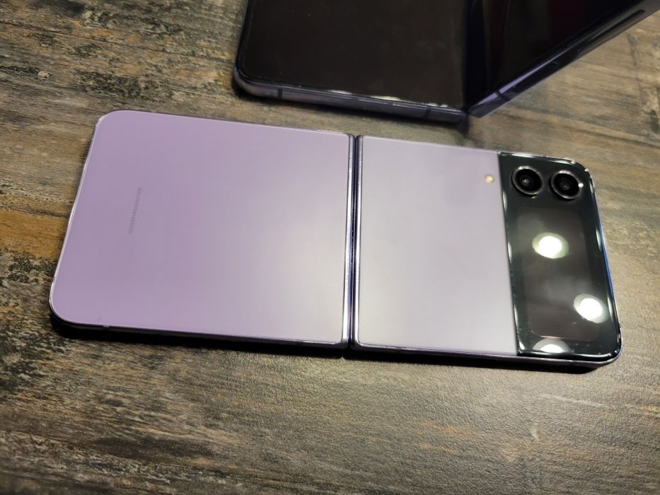 Samsung Z flip 4 ,2 buc