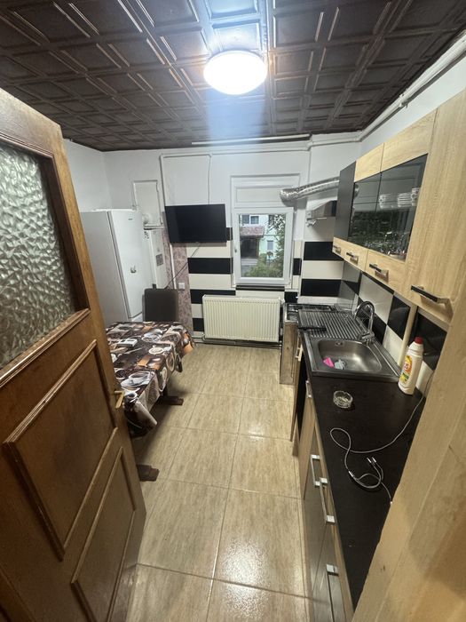 Inchiriez apartament cu 3 camere