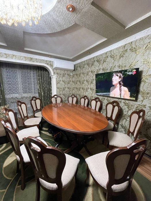 Срочно продаются стол и стулья в новом состоянии на 12 человек