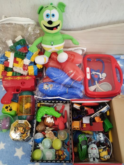 Кашон с  много играчки